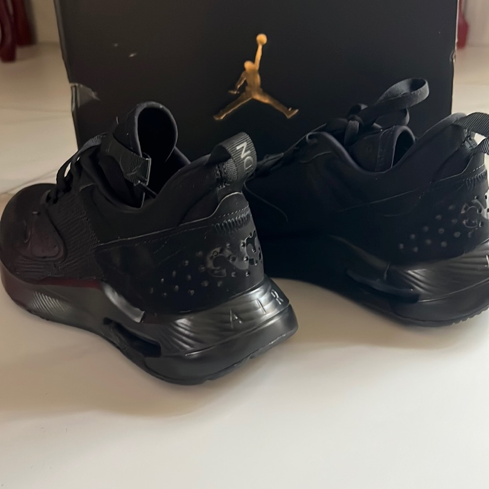 Black Jordan Air Cadence size 6